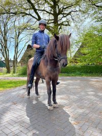 Dennis & Ìsak Happy Horse Owner Dennis & Ìsak Happy Horse Owner